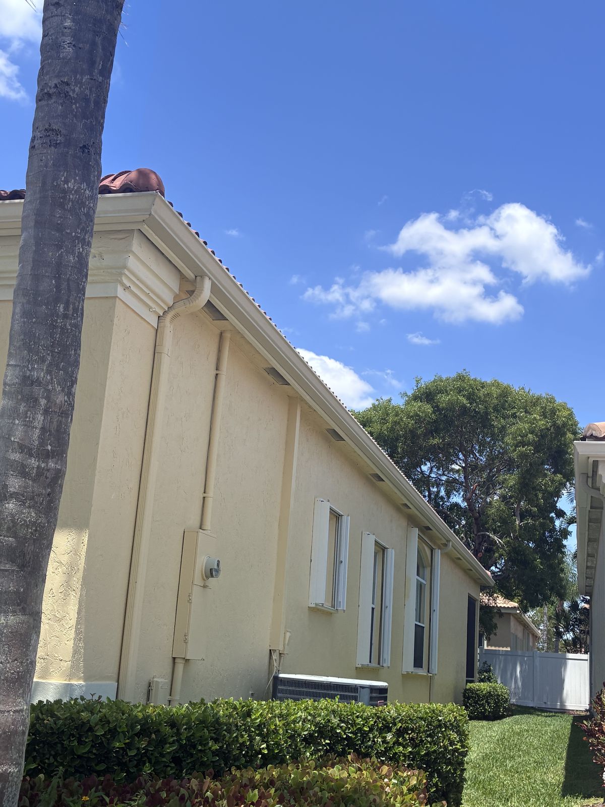 Seamless gutter and downspout on a stucco home