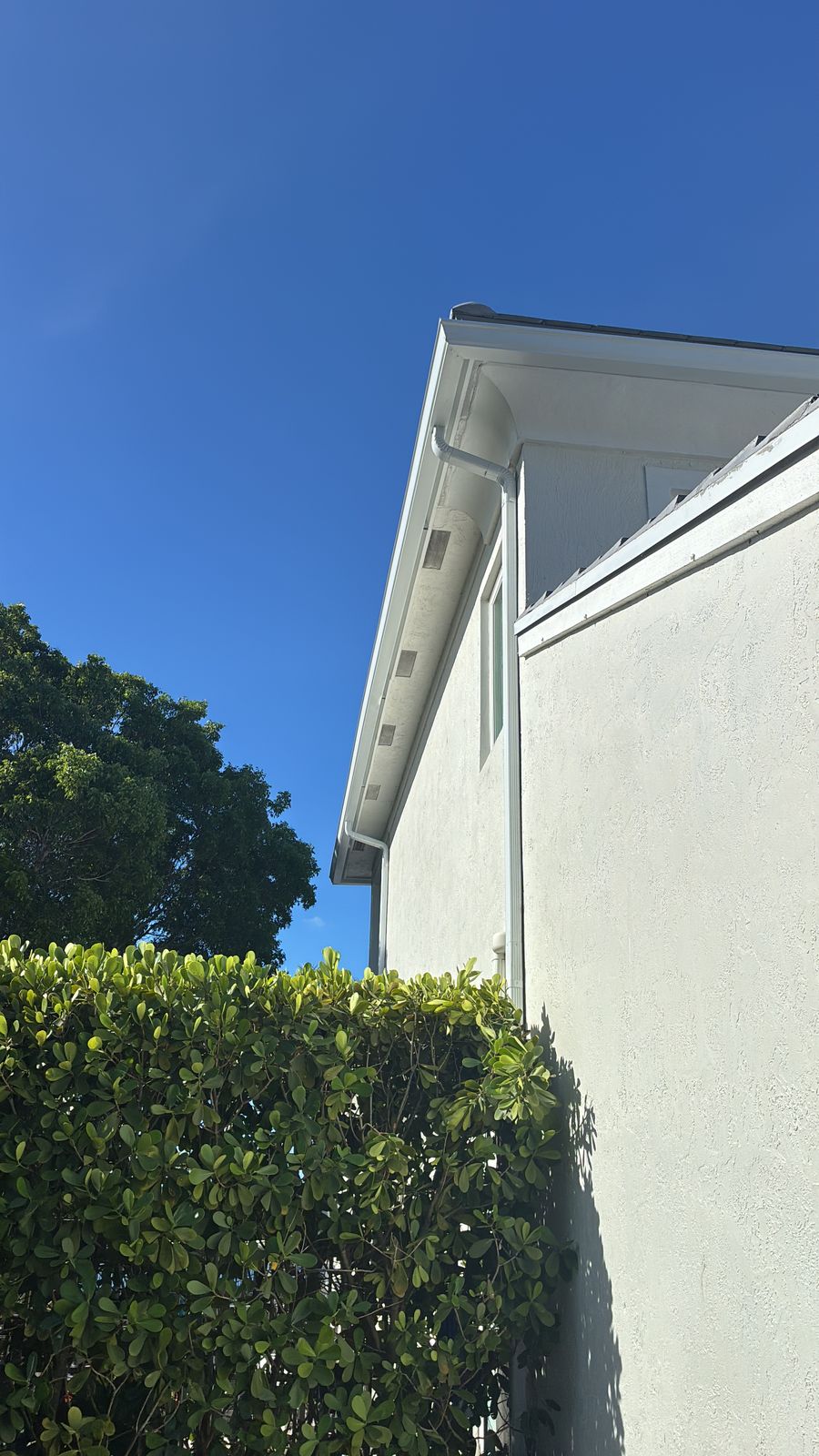 Seamless gutters on a home in Stuart, FL