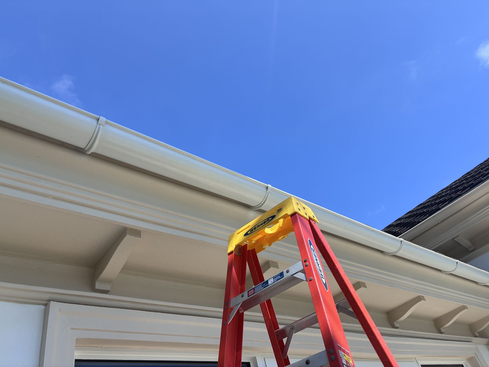 Seamless gutter corner and downspout outlet