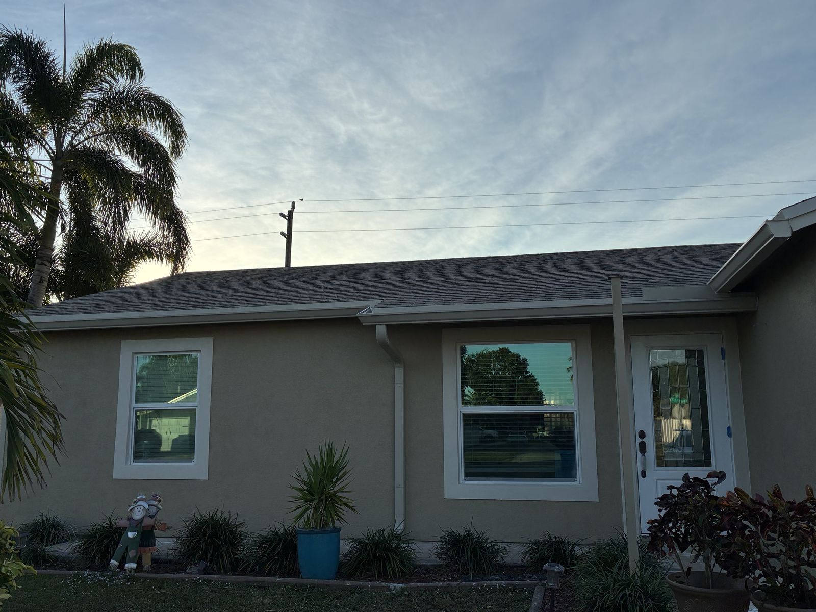 Seamless gutter and downspout on a South Florida home