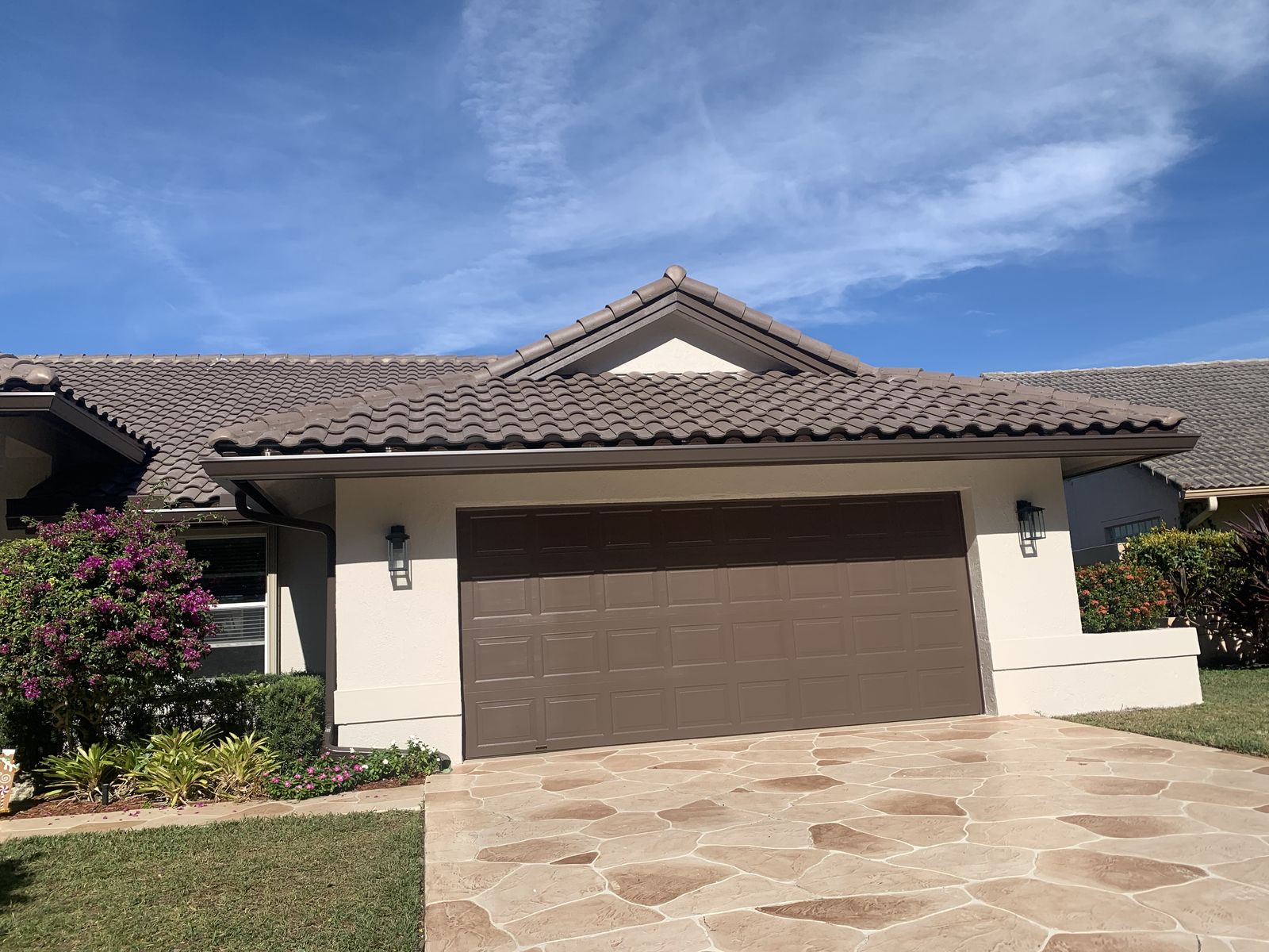 Brown seamless gutters along the roofline of a single-story South Florida home