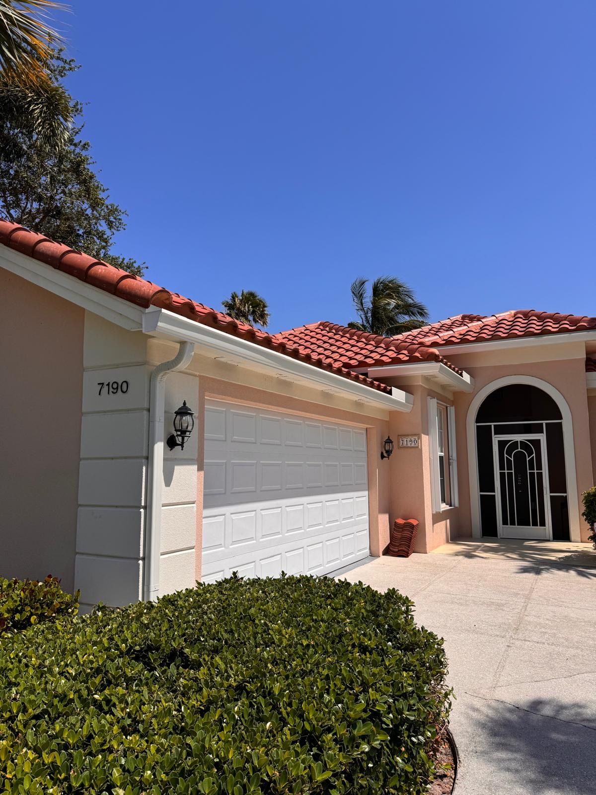 Seamless gutters on a home in Hialeah, FL